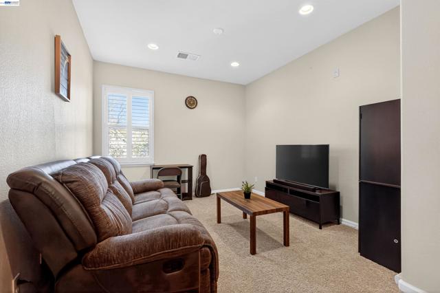86 S Cortadillo St, Mountain House CA: https://media.crmls.org/mediaz/268ce90e-f053-40af-97f9-9064562781a7.jpg
