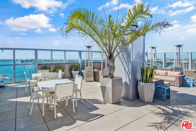 13700 Marina Pointe Drive, Marina del Rey CA: https://media.crmls.org/mediaz/268f2df9-2372-4939-8721-a4c8b5e10c80.jpg