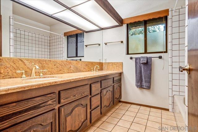 24903 Oakana Rd, Ramona CA: https://media.crmls.org/mediaz/268fe04f-4d1a-4ac0-9332-5f49a4e59516.jpg