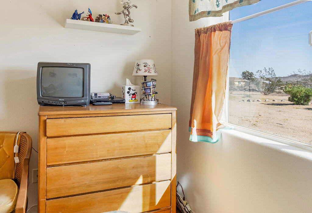 https://media.crmls.org/mediaz/268fecf3-f617-4697-afaa-d8bb72cb763a.jpg?preset=X-Large