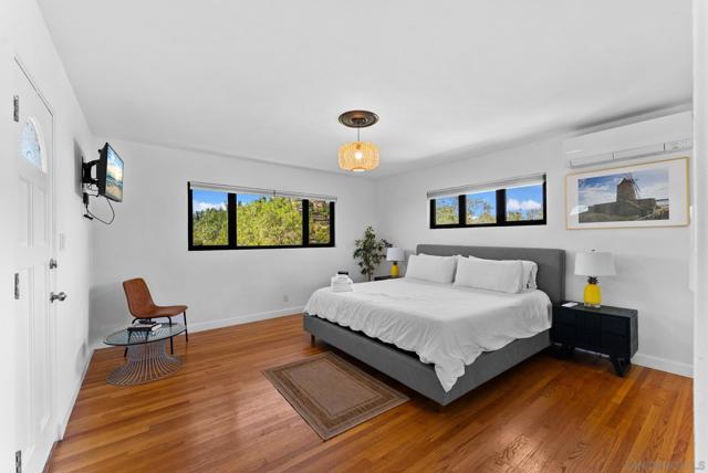9586 Alto Dr, La Mesa CA: https://media.crmls.org/mediaz/26901447-c1c1-438f-9435-083a2201e7e0.jpg