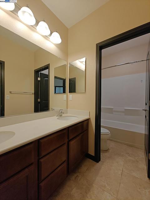 7283 Abbey Dr, Vallejo CA: https://media.crmls.org/mediaz/26903f33-9745-42e5-91c1-d10a6cd93463.jpg