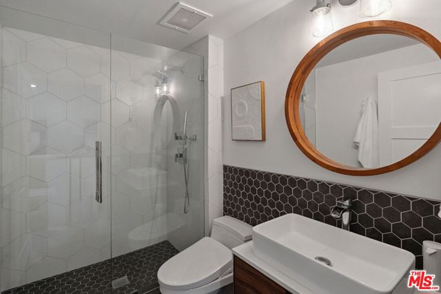 140 Ocean Park Boulevard, Santa Monica CA: https://media.crmls.org/mediaz/26905608-5d50-4092-af79-30b7d5456c71.jpg