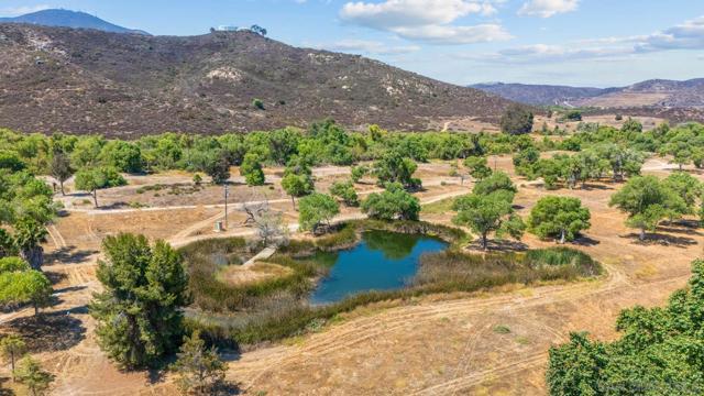 2492 Royal Saint James Dr, El Cajon CA: https://media.crmls.org/mediaz/2690e870-8f93-403a-93b5-f11369ffa7a0.jpg