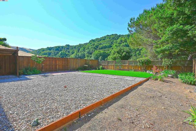 28111 Ziele Creek Dr, Hayward CA: https://media.crmls.org/mediaz/2692108c-31db-4190-935f-61a5da35f6fa.jpg