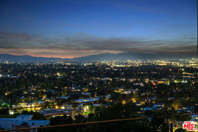 11258 Laurie Drive, Studio City CA: https://media.crmls.org/mediaz/26923511-8dc4-4f9a-b70f-85b92ebce6da.jpg
