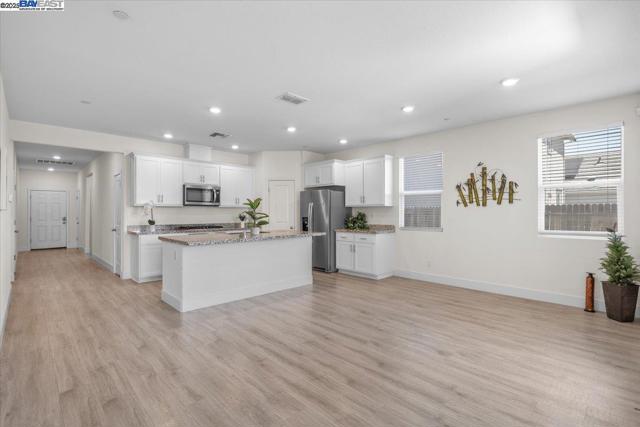 946 Osprey Dr, Lathrop CA: https://media.crmls.org/mediaz/26929e4a-88e2-4b27-b3d3-6e654adff80b.jpg
