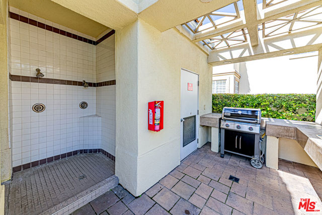 415 Townsquare Lane, Huntington Beach CA: https://media.crmls.org/mediaz/2692b388-eafe-49f8-9e77-e9541156d6fa.jpg