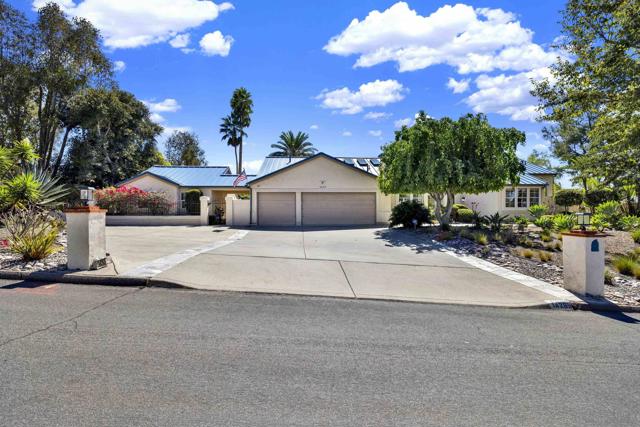 14265 Sandhill Rd, Poway CA: https://media.crmls.org/mediaz/2692b709-4e08-4a5c-9419-a2c0cf972e50.jpg