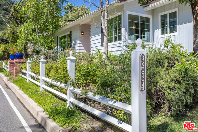 3634 Mandeville Canyon Road, Los Angeles CA: https://media.crmls.org/mediaz/2693035a-32c6-475f-9882-f77b8722b590.jpg