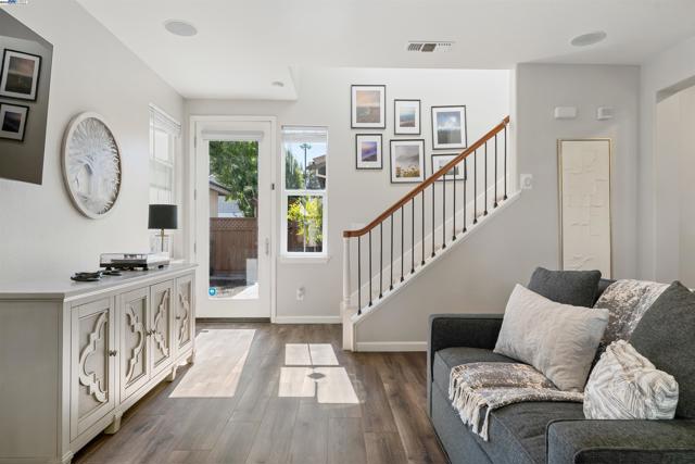 215 W Santa Cruz Way, Mountain House CA: https://media.crmls.org/mediaz/2693623a-0bb6-4d9f-bc10-83fd9783ae7b.jpg