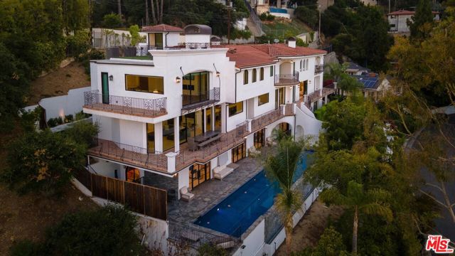 4733 Bonvue Avenue, Los Angeles CA: https://media.crmls.org/mediaz/26937c73-f328-43b2-956a-bf1a8d7c60c3.jpg