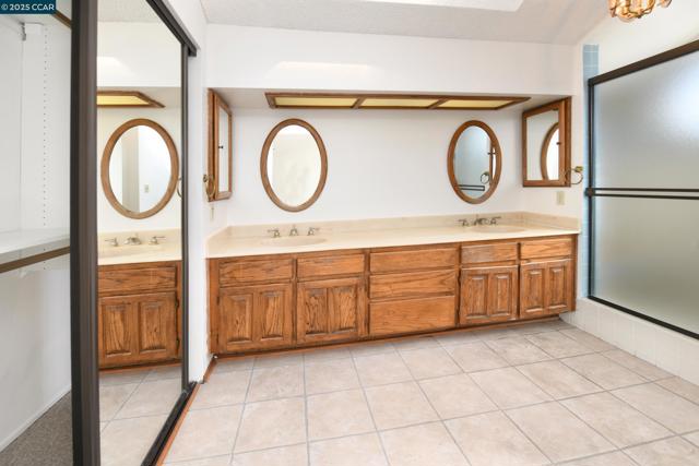 319 Oak Glen Ct, Martinez CA: https://media.crmls.org/mediaz/26939fa5-fc80-4ae7-8c1f-5442351f42d1.jpg