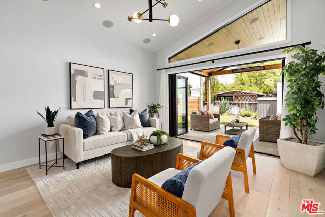 712 N Keystone Street, Burbank CA: https://media.crmls.org/mediaz/2694a51a-3c3d-4f7d-a8ad-a9abb2c31e1e.jpg