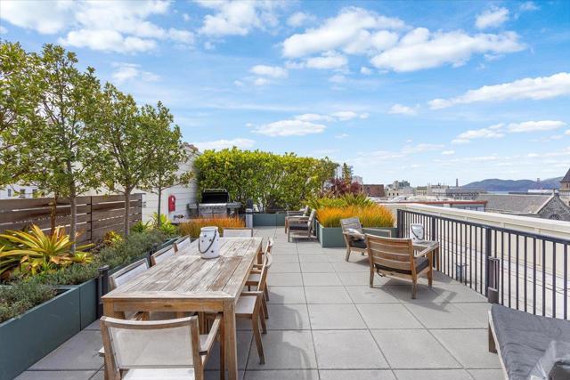 1645 Pacific Avenue, San Francisco CA: https://media.crmls.org/mediaz/2695b04f-4ab3-4dd0-b97a-16112af7f74a.jpg