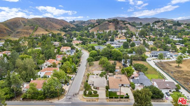 28461 Driver Avenue, Agoura Hills CA: https://media.crmls.org/mediaz/2697cd2b-8f4b-47ac-b73e-cba337f7d46d.jpg