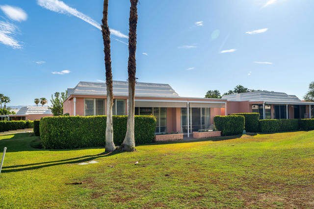 47212 Marrakesh Drive, Palm Desert CA: https://media.crmls.org/mediaz/2698cfe9-1a2f-4cdf-89af-b9d7cb10d58d.jpg