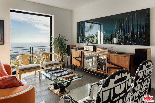 1501 Viewsite Terrace, Los Angeles CA: https://media.crmls.org/mediaz/26990a6c-0601-497e-b463-e06d28d03a7c.jpg