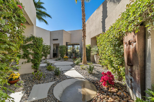 81 Royal Saint Georges Way, Rancho Mirage CA: https://media.crmls.org/mediaz/2699adaf-7f3b-42f7-a25a-9a66c1a06d64.jpg
