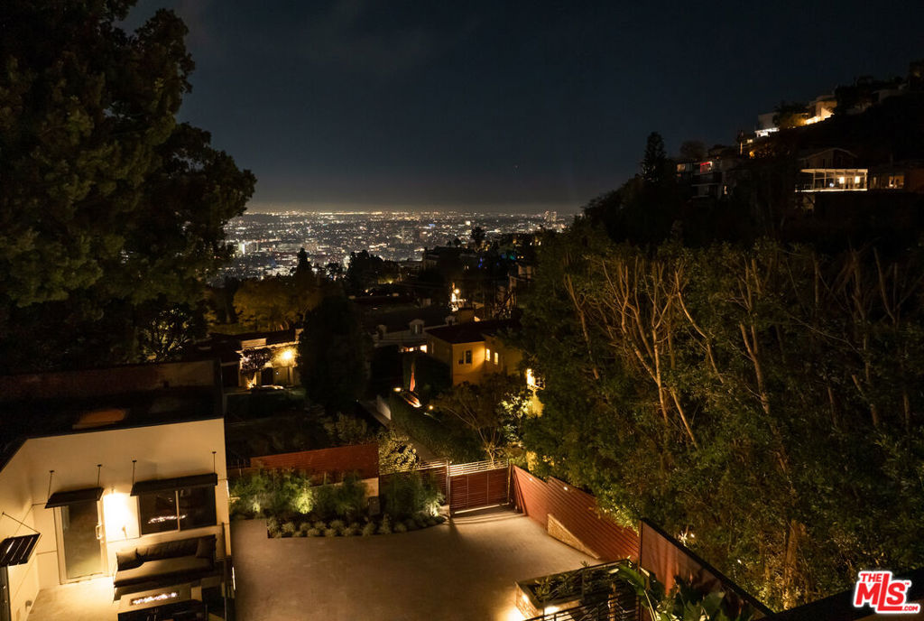 https://media.crmls.org/mediaz/269a6249-ad70-4868-8836-e2868331a7d3.jpg?preset=X-Large