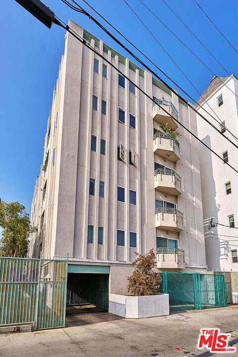 906 S Serrano Avenue, Los Angeles CA: https://media.crmls.org/mediaz/269aea13-5230-47b6-838c-cd86865227e4.jpg