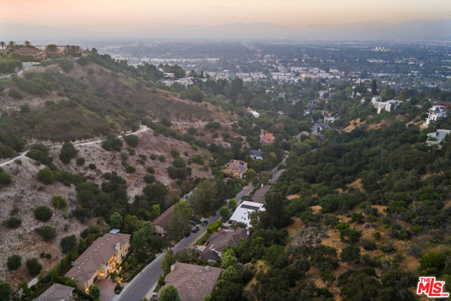 3697 Benedict Canyon Lane, Sherman Oaks CA: https://media.crmls.org/mediaz/269ce0c3-fbad-4f41-b000-6acb54c10ffc.jpg