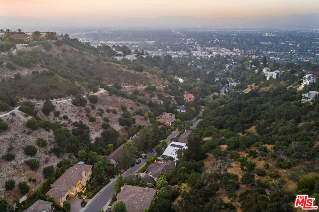 https://media.crmls.org/mediaz/269ce0c3-fbad-4f41-b000-6acb54c10ffc.jpg?preset=X-Large
