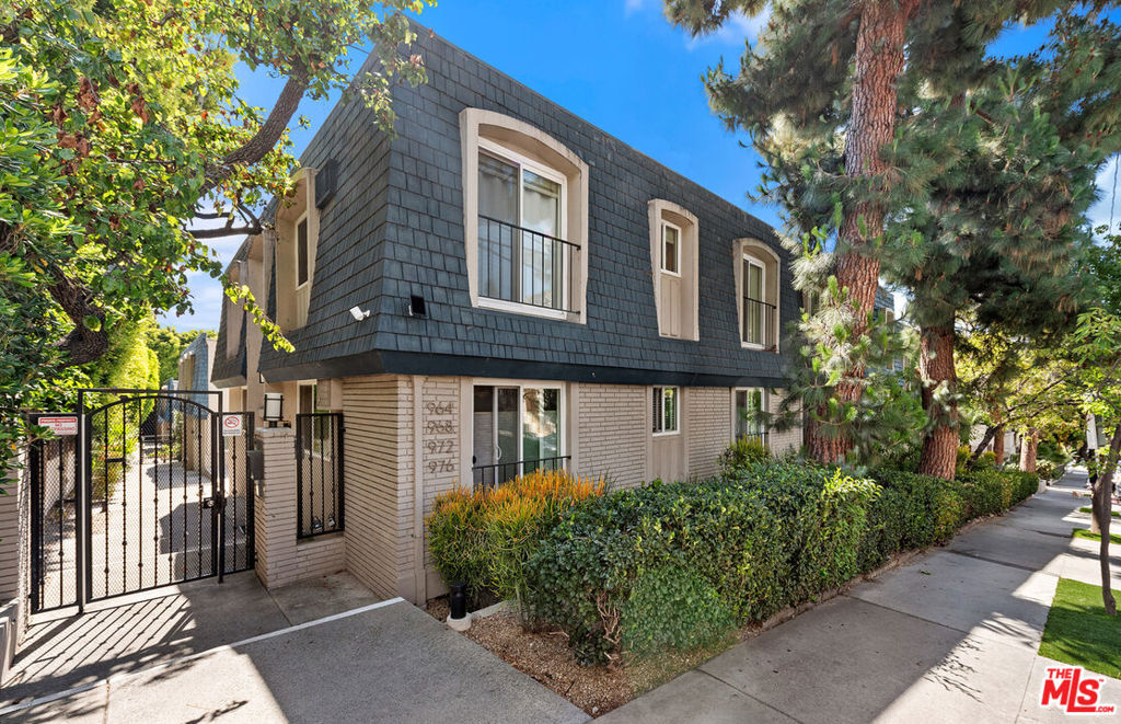 964 Larrabee Street #102