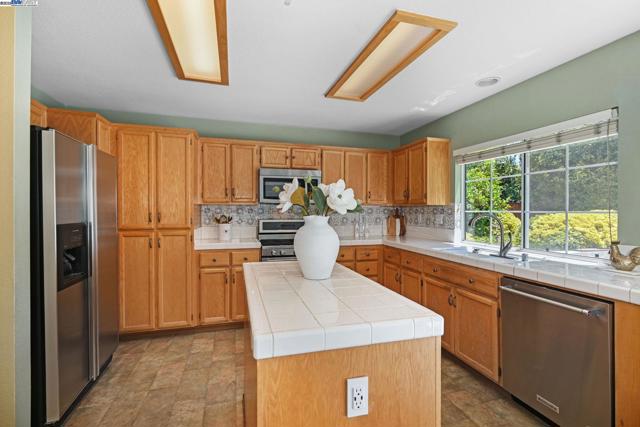 96 Trixie Dr, Livermore CA: https://media.crmls.org/mediaz/269d3be1-7409-432b-9527-82ace4e51d22.jpg