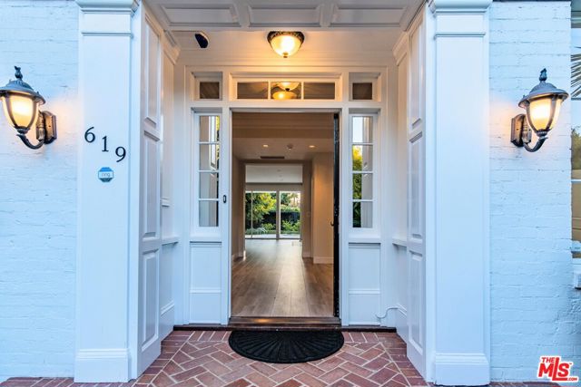 619 N RODEO Drive, Beverly Hills CA: https://media.crmls.org/mediaz/269e0d4a-c9b5-41b6-87c7-4133dc8e9a50.jpg