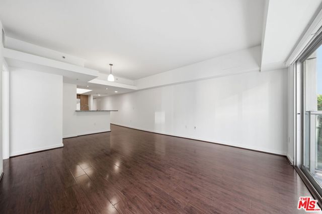 13700 Marina Pointe Drive, Marina del Rey CA: https://media.crmls.org/mediaz/269e963d-f169-4109-9e99-05b062e2933d.jpg