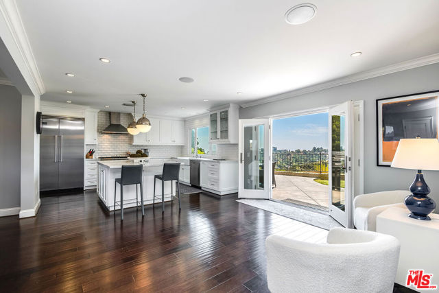 8407 Skyline Drive, Los Angeles CA: https://media.crmls.org/mediaz/269f47ee-e7f6-4cd8-8db2-2db0af827dbe.jpg