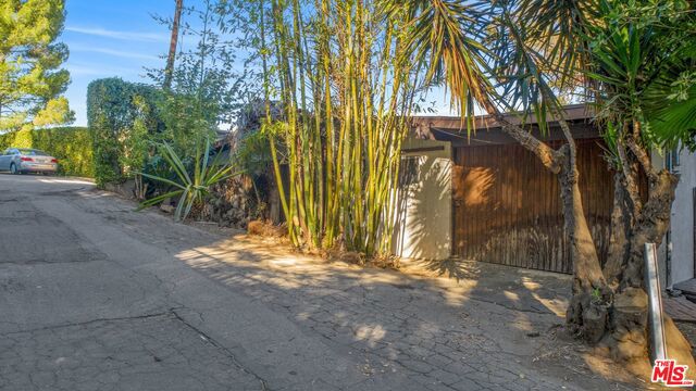 7459 Palo Vista Dr, Los Angeles, CA 90046