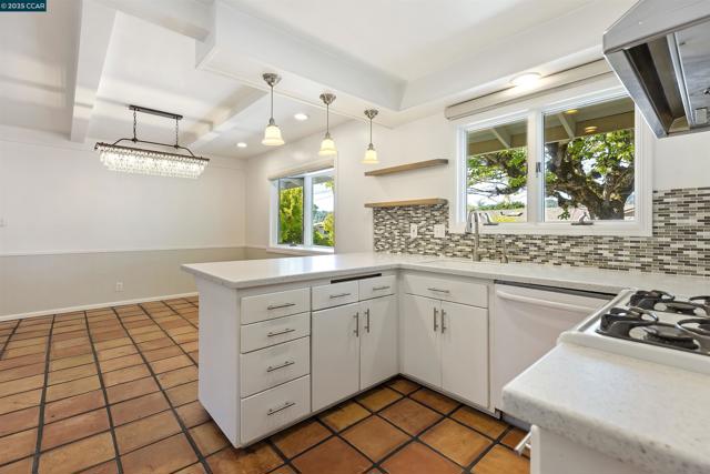 33 Sullivan Dr, Moraga CA: https://media.crmls.org/mediaz/26a02bf8-cdac-4791-bbba-543872c5b520.jpg