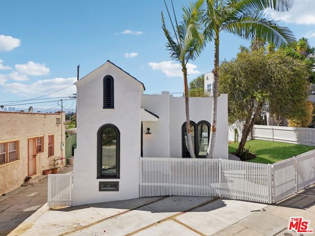2353 Lucerne Avenue, Los Angeles CA: https://media.crmls.org/mediaz/26a02dbe-844f-4dc7-a7c2-1a720c158cde.jpg