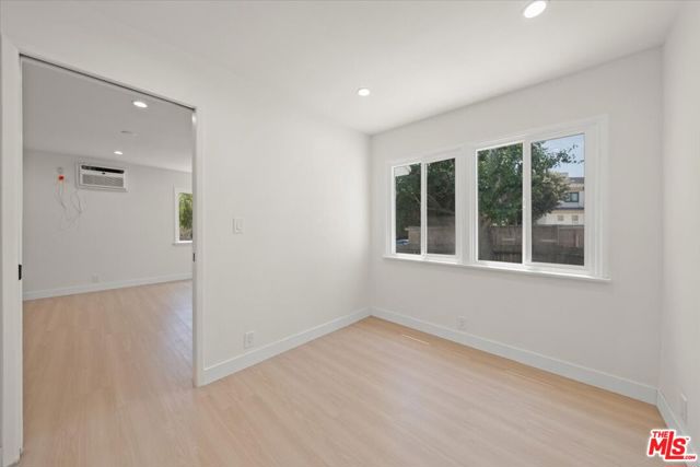 701 Oxford Avenue, Marina del Rey CA: https://media.crmls.org/mediaz/26a04dd4-e9f4-4045-a0cc-2fdf75b70dbd.jpg