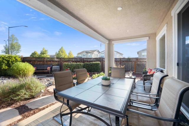 1061 Viognier Way, Gilroy CA: https://media.crmls.org/mediaz/26a0d3dc-1e64-48b1-bd65-c3883a5ee025.jpg