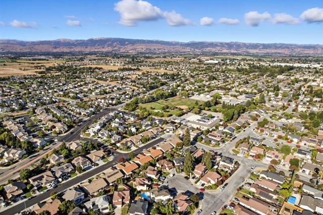 1297 Chesbro Way, Gilroy CA: https://media.crmls.org/mediaz/26a19a81-aa37-4dad-8115-2f7d6785b8db.jpg