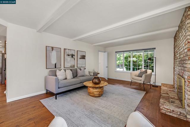 222 Scotts Mill Ct, Danville CA: https://media.crmls.org/mediaz/26a1faf7-bc74-4a02-bff1-b5d5fa78930d.jpg