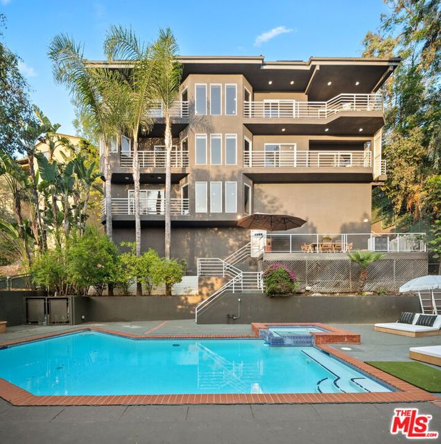 3275 N Knoll Drive, Los Angeles CA: https://media.crmls.org/mediaz/26a2216e-0596-4043-a5fe-a6ac9bbfb270.jpg