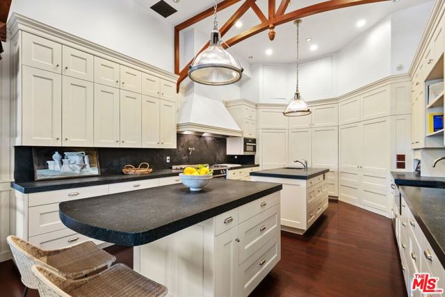 26799 Pacific Coast Highway, Malibu CA: https://media.crmls.org/mediaz/26a31320-11ef-4c6b-9559-f9371bc5e6bb.jpg
