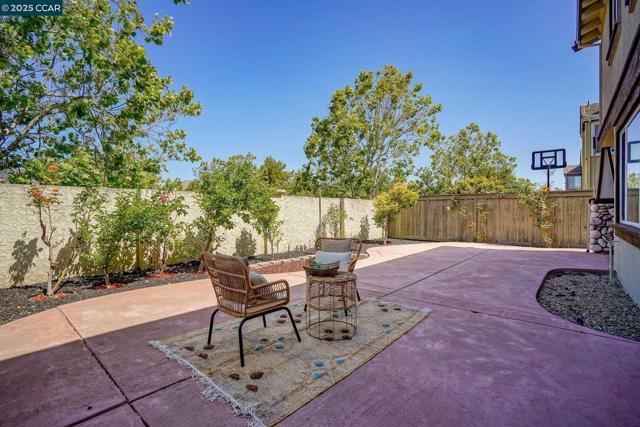 1162 Waverly Cir, Hercules CA: https://media.crmls.org/mediaz/26a3e49a-6e93-43a3-9cd8-a13165e82b2d.jpg