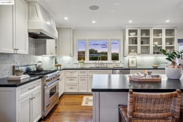 412 Scenic Avenue, Piedmont CA: https://media.crmls.org/mediaz/26a42f9e-c431-4cf6-ae03-b3eef88f82da.jpg