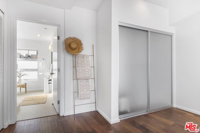 4151 Redwood Avenue, Los Angeles CA: https://media.crmls.org/mediaz/26a469c1-5704-4cc9-9c76-7584217a70e3.jpg
