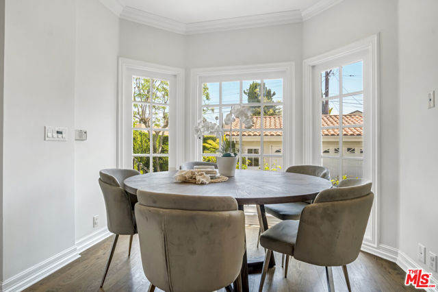 116 N Palm Drive, Beverly Hills CA: https://media.crmls.org/mediaz/26a47809-7968-471e-bda4-c0e67e20dc80.jpg