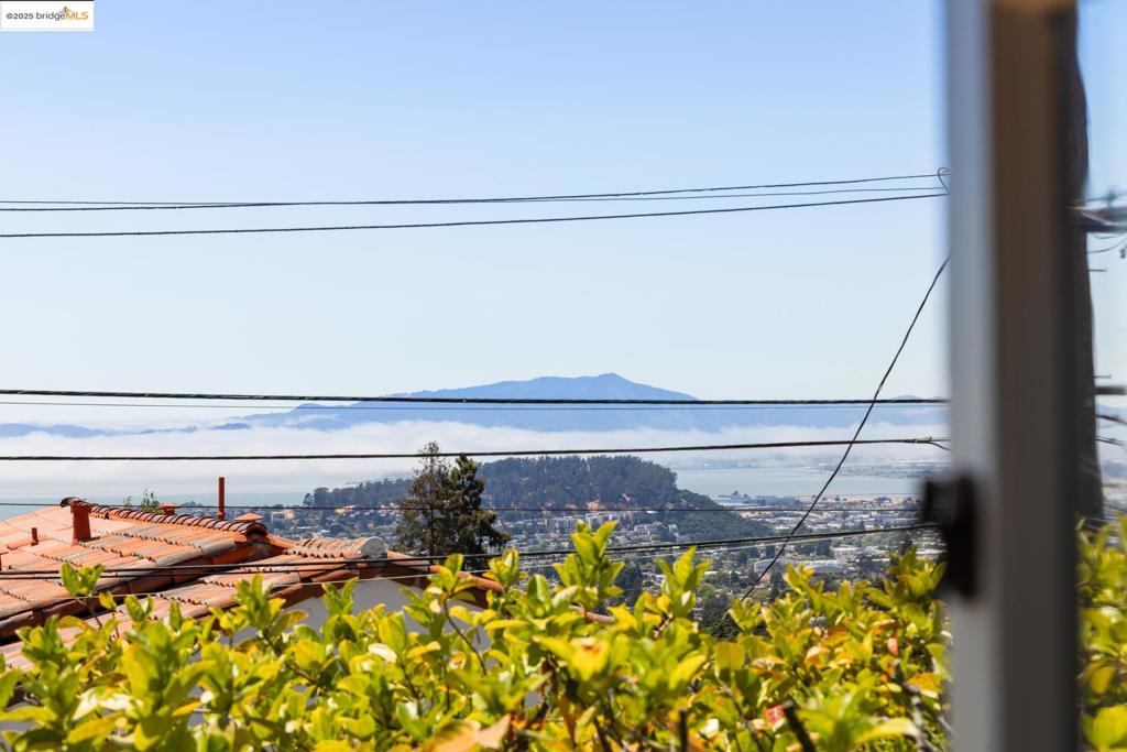 https://media.crmls.org/mediaz/26a6106c-44cc-42c5-961d-784306c591ac.jpg?preset=X-Large