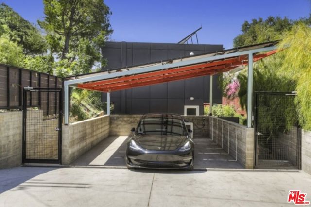 11462 LAURELCREST Road, Studio City CA: https://media.crmls.org/mediaz/26a770d1-bfa0-47b6-bc86-2d6c145b568c.jpg