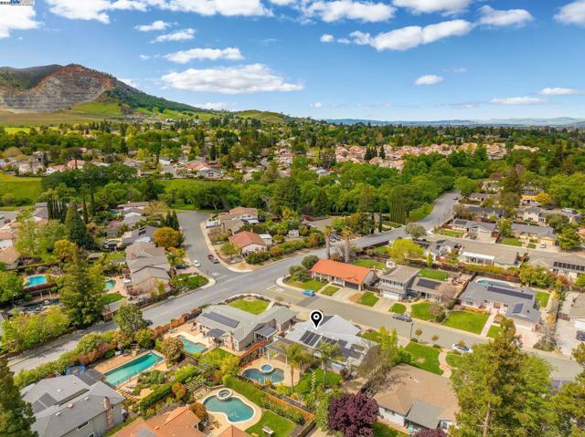 508 E Myrick Court, Clayton CA: https://media.crmls.org/mediaz/26a95739-f893-4047-bf41-e0f10a030e5a.jpg