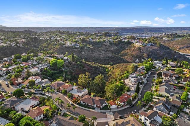4386 Argos Dr, San Diego CA: https://media.crmls.org/mediaz/26a9c320-773b-4ada-86d2-64ab8ebb81bb.jpg