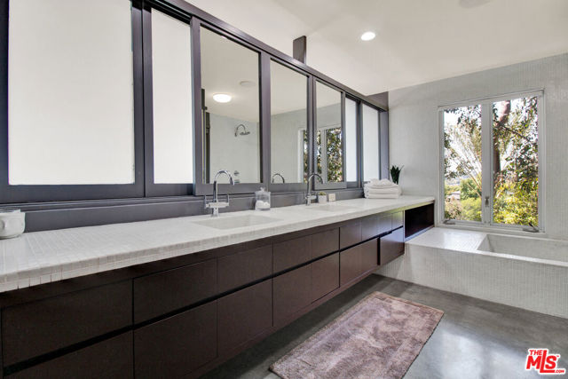 9892 BEVERLY GROVE Drive, Beverly Hills CA: https://media.crmls.org/mediaz/26a9e219-78a7-4f0f-8702-d7eb5a75d077.jpg